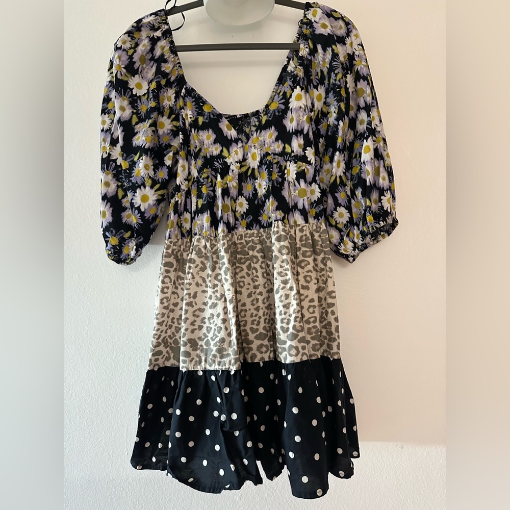 ASOS design floral and animal print short sleeve dress size 8, V neck, NWOT.